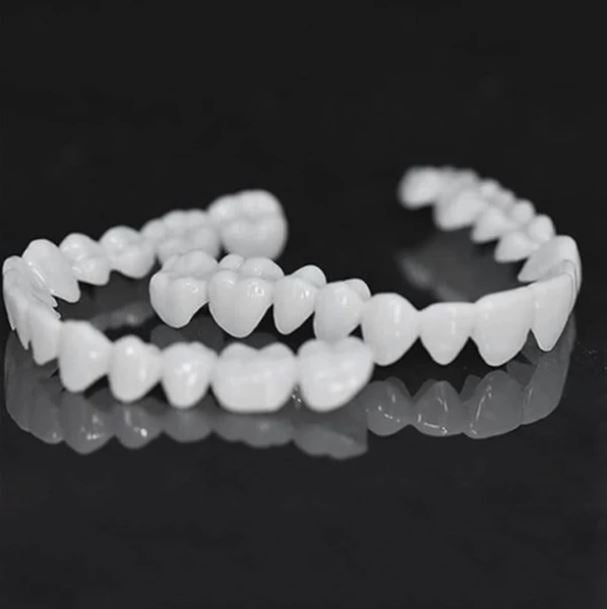 Verpackung der DIY Zahn-Veneers für ein strahlendes Lächeln, inklusive Anleitung.