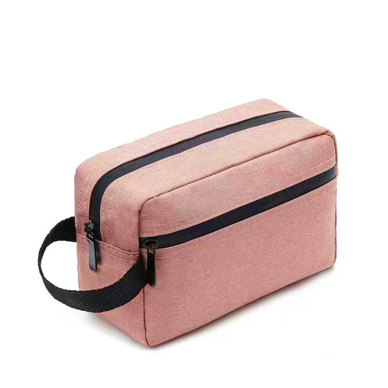 Nahaufnahme des wasserabweisenden Nylonmaterials am robusten Unisex Kulturbeutel, perfekt als Reise-Organizer.