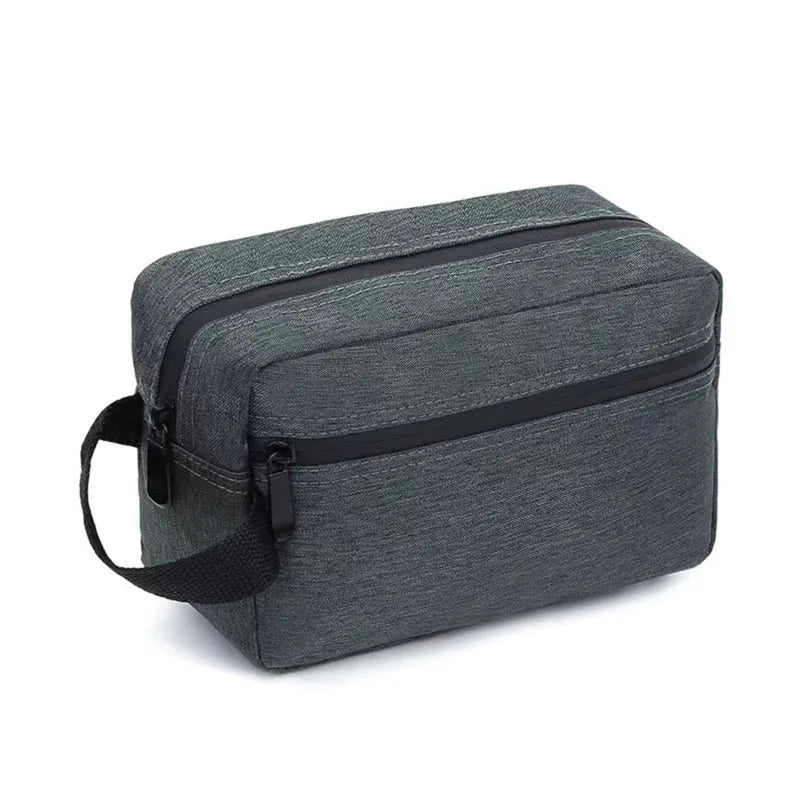 Hochwertiger Unisex Kulturbeutel, wasserabweisend & robust, von der Seite; perfekter Reise-Organizer für Kosmetika.