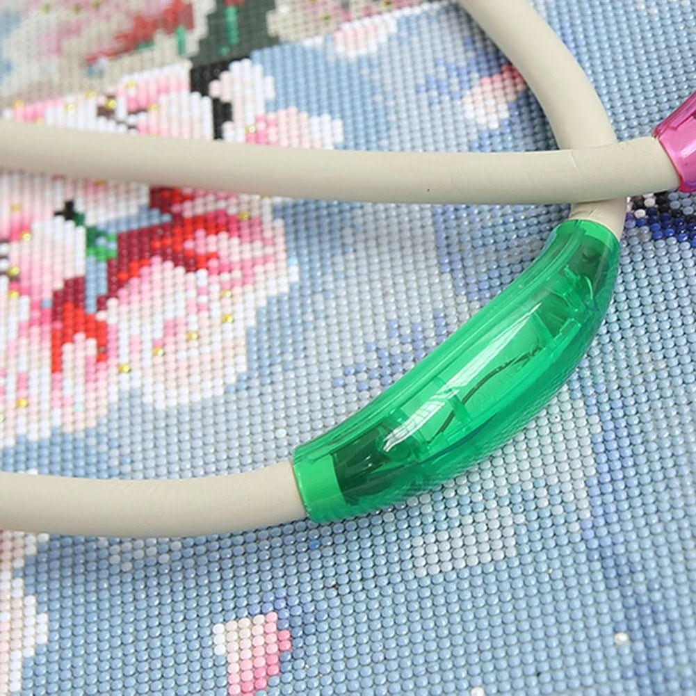 Detailaufnahme der hellen LEDs der Nackenlampe. Perfekt für präzises Stricken, Häkeln & Basteln.