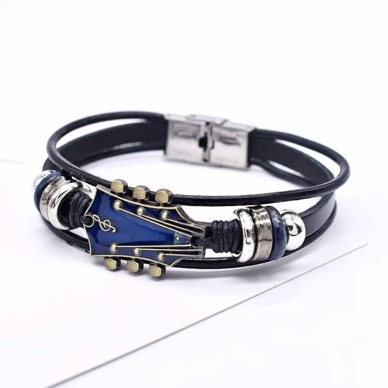 Nahansicht des Lederarmbands mit Gitarre, betont die Textur des Leders und die Präzision des Motivs.
