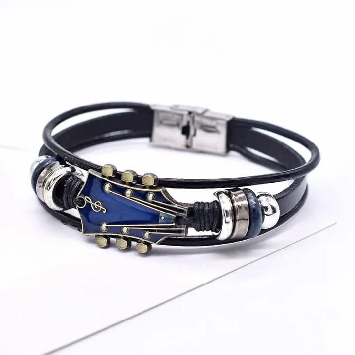 Nahansicht des Lederarmbands mit Gitarre, betont die Textur des Leders und die Präzision des Motivs.