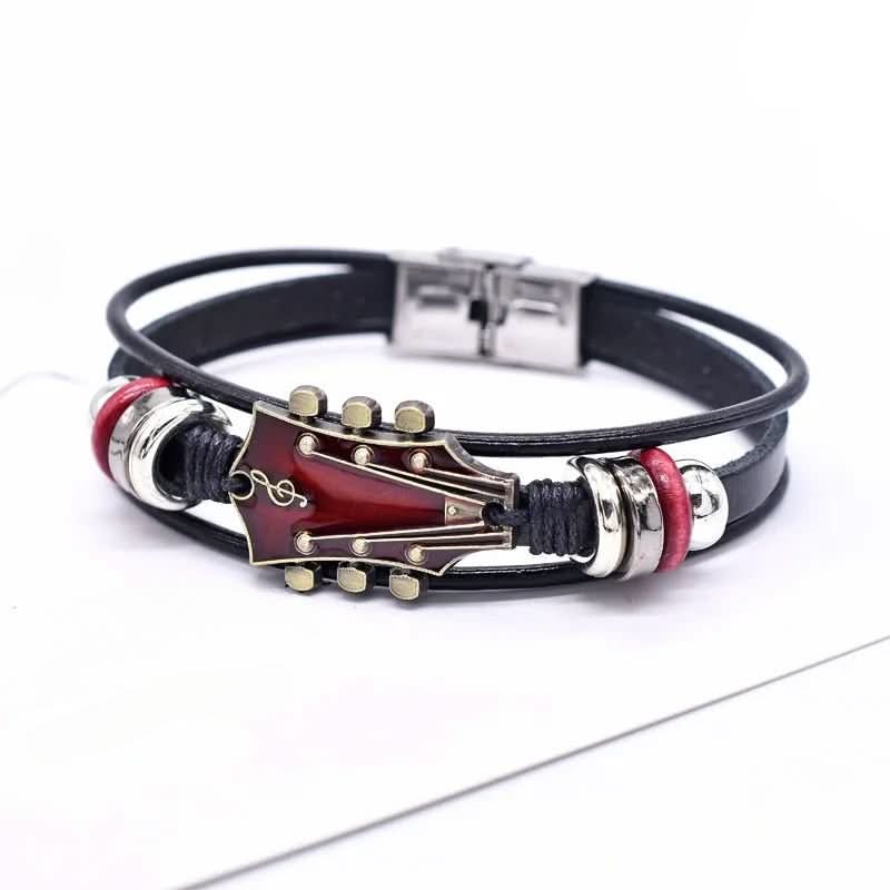 Lederarmband im Rock-Stil mit Gitarren-Element, ein Must-have-Accessoire für jeden Kleiderschrank.