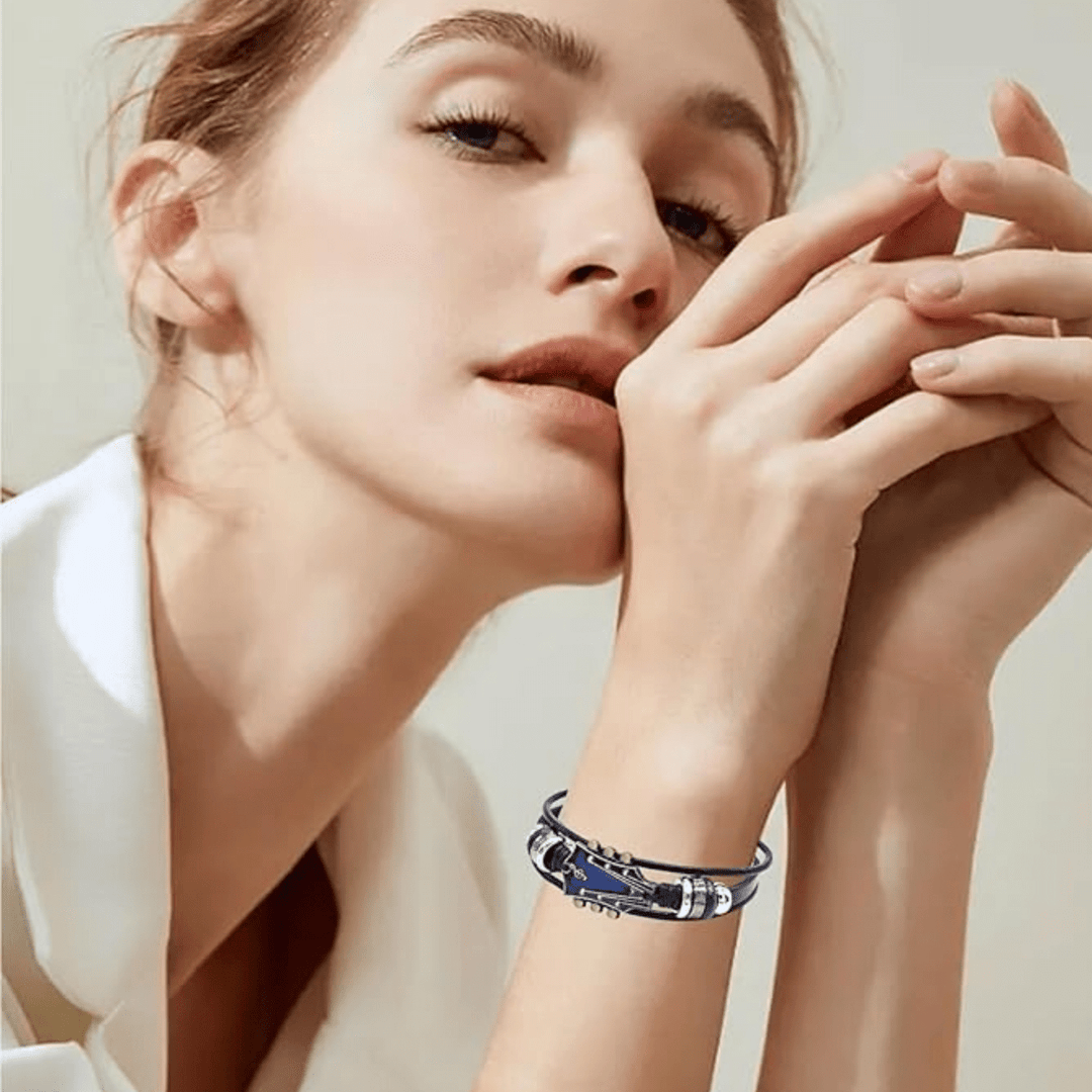 Nahaufnahme des filigranen Gitarren-Anhängers auf dem Lederarmband, zeigt feine Details und Rock-Spirit.