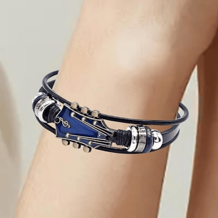 Vintage-inspiriertes Lederarmband mit coolem Gitarren-Charm, ideal für Musiker und einen zeitlosen Stil.