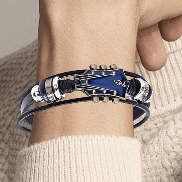 Vielseitiges Lederarmband für Damen und Herren mit markantem Gitarren-Design, ein echtes Mode-Accessoire.