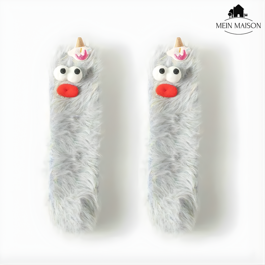 Person trägt lustige 3D Unisex Socken, die Wärme & Humor in den Alltag bringen. Perfekt als Geschenk.