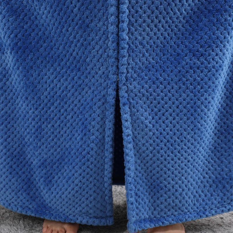 Elegante Präsentation: Unisex Luxus Bademantel, extra lang, in einem beruhigenden Blauton, bereit für Entspannung.