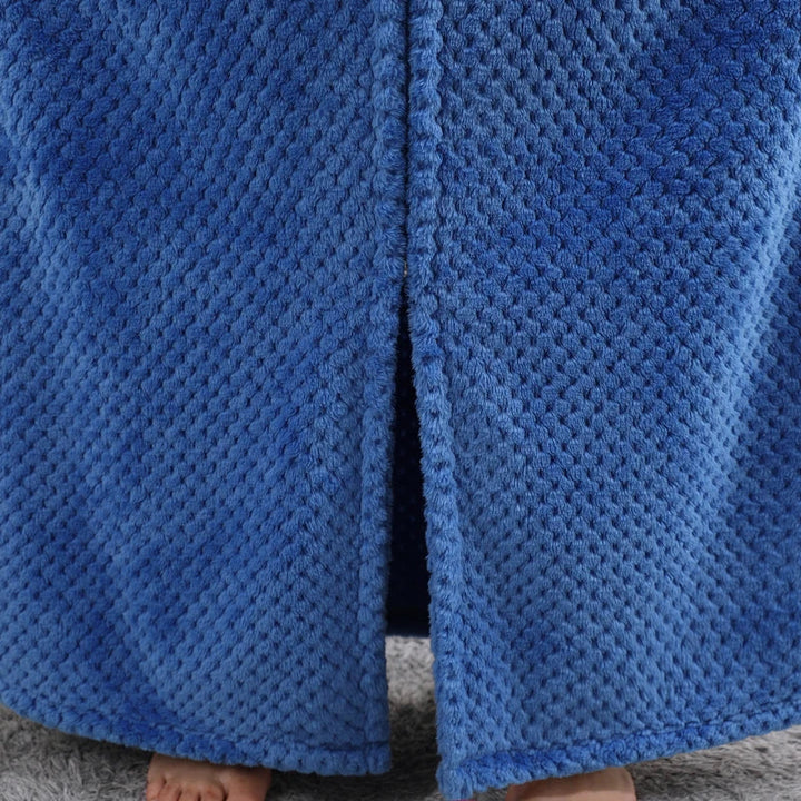 Elegante Präsentation: Unisex Luxus Bademantel, extra lang, in einem beruhigenden Blauton, bereit für Entspannung.