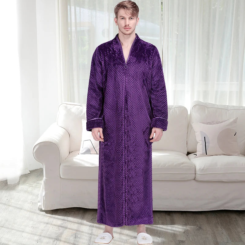 Eleganter Damenbademantel in Weiß, extra lang und flauschig weich für luxuriöse Entspannung zu Hause und im Spa.