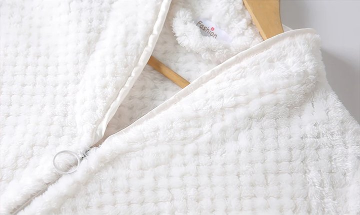 Weißer Unisex Luxus Bademantel, extra lang und super weich, bietet Komfort pur nach dem Baden oder entspanntem Duschen.