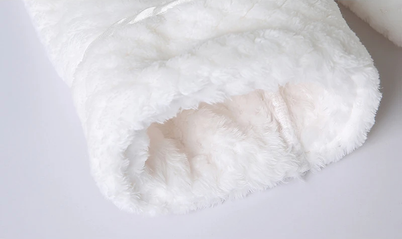 Dunkelgrauer, kuscheliger Unisex Bademantel, extra lang, für gemütliche Stunden und pure Entspannung zu Hause.