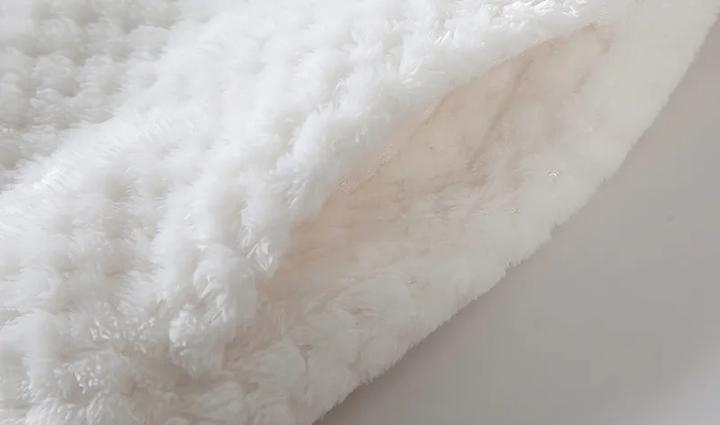 Warmer Winter Bademantel, extra lang und flauschig, perfekt als Hauskleidung für Damen und Herren an kalten Tagen.