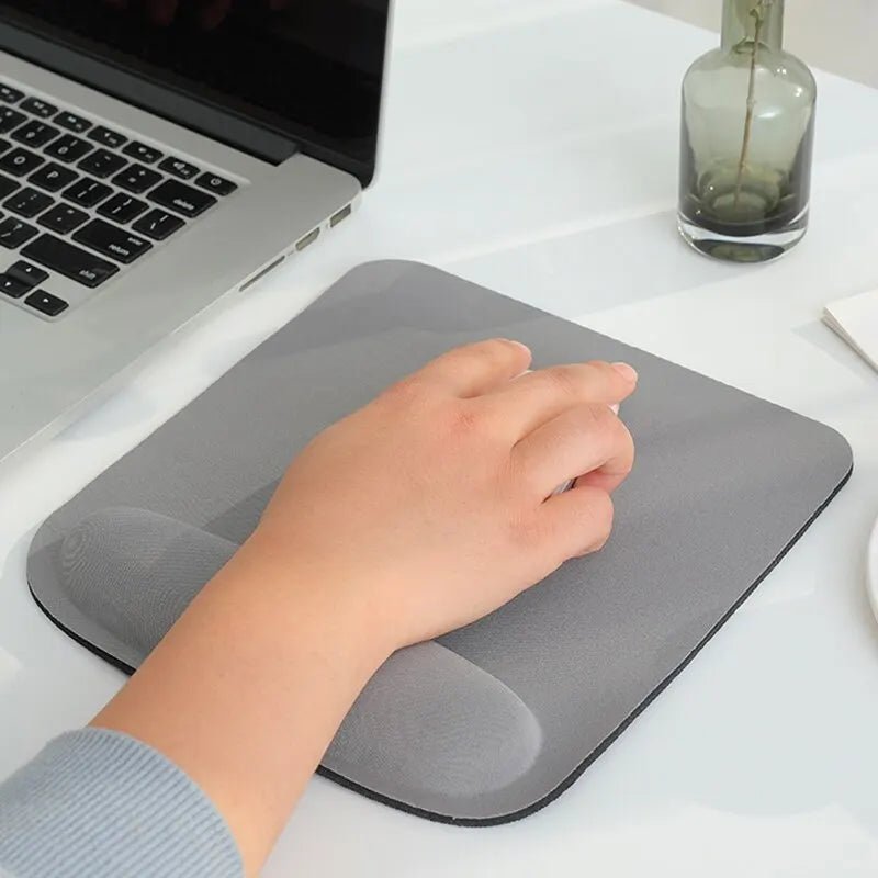 Ergonomisches Mauspad für Büro und Gaming, bietet Handgelenkstütze und Komfort für lange Computernutzung.