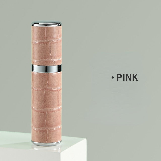 Nahaufnahme des Leder-Etuis des Unisex Mini-Parfümzerstäubers, hochwertig & robust für täglichen Gebrauch.