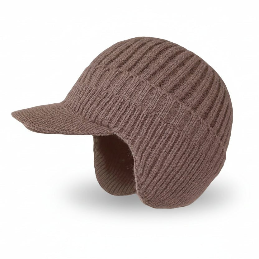 Eine Person trägt eine gemütliche Unisex Nordic-Wintermütze mit Ohrenschutz im Schnee.