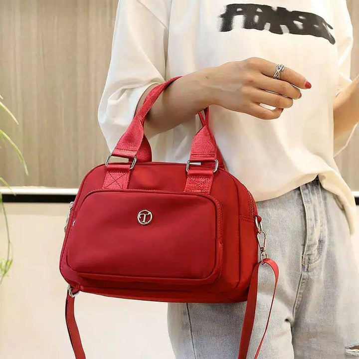 Geräumige Reisetasche für Damen & Herren, wasserdichtes Nylon, perfekt für lange Wochenenden.