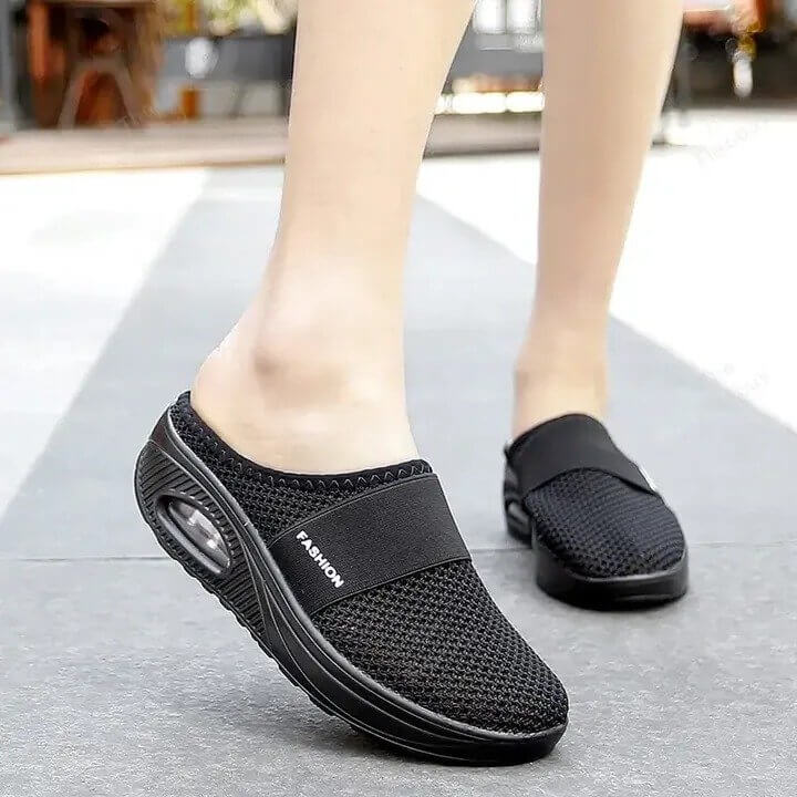 Dynamische Perspektive der OrthoAir Komfortschuhe. Bequeme orthopädische Sneaker für Damen, Herren & Alltag.