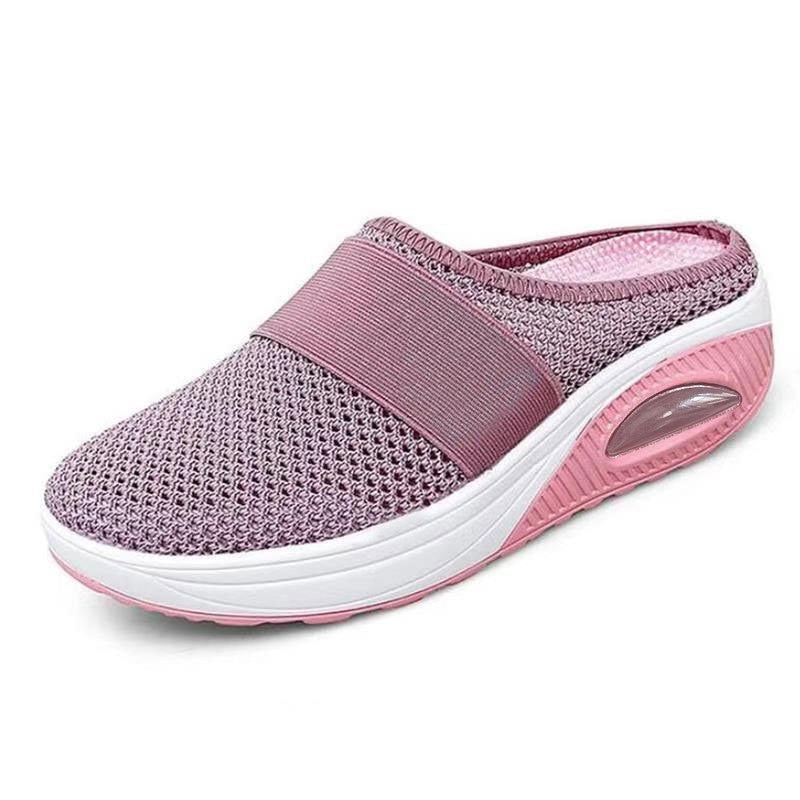 OrthoAir Luftkissen-Sneaker am Fuß beim Gehen. Aktiver Lebensstil mit diesen bequemen, gelenkschonenden Schuhen.