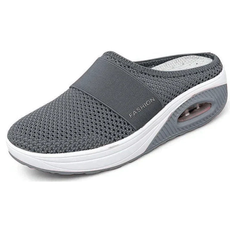 OrthoAir orthopädische Sneaker an einem Fuß, stehend. Stabile Schuhe für lange Tage, hohen Komfort.
