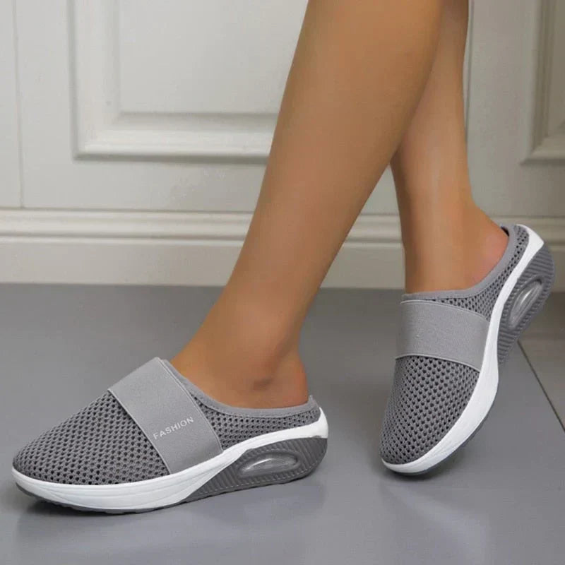 Paar OrthoAir Unisex Luftkissen-Sneaker, Studioaufnahme. Komfortschuhe für aktiven Lebensstil, Damen & Herren.