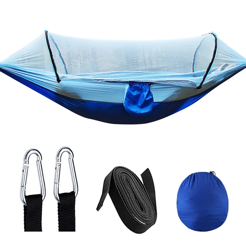 Person entspannt in leichter Unisex-Outdoor-Hängematte mit Moskitonetz; perfekt für Camping & Garten-Freizeit.