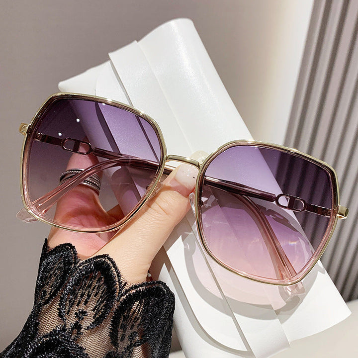 Stilvolles Reiseaccessoire: Unisex Oversize Sonnenbrille, polarisiert oder klassisch, mit UV-Schutz.