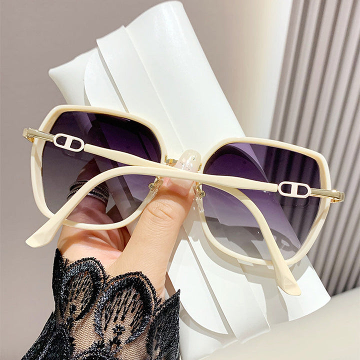 Stilvolle polarisierte Unisex Sonnenbrille mit großem Rahmen. Bietet UV-Schutz und Blendreduzierung.