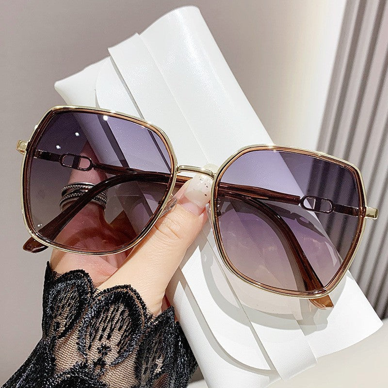 Klassische Oversize Unisex Sonnenbrille. Bietet UV-Schutz und Blendreduzierung. Perfekt für Sommer-Augenmode.