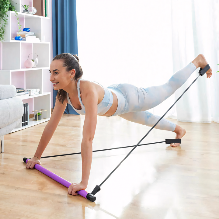 Frau trainiert Beine mit der Unisex Pilates-Stange & Widerstandsband. Gelenkschonendes Heimtraining.