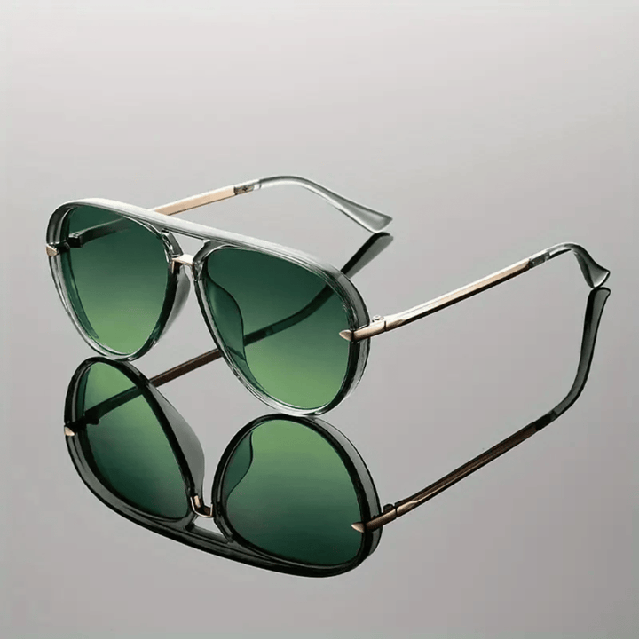 Nahaufnahme einer Hand, die eine goldene Aviator Sonnenbrille hält – bereit für sonnige Tage.