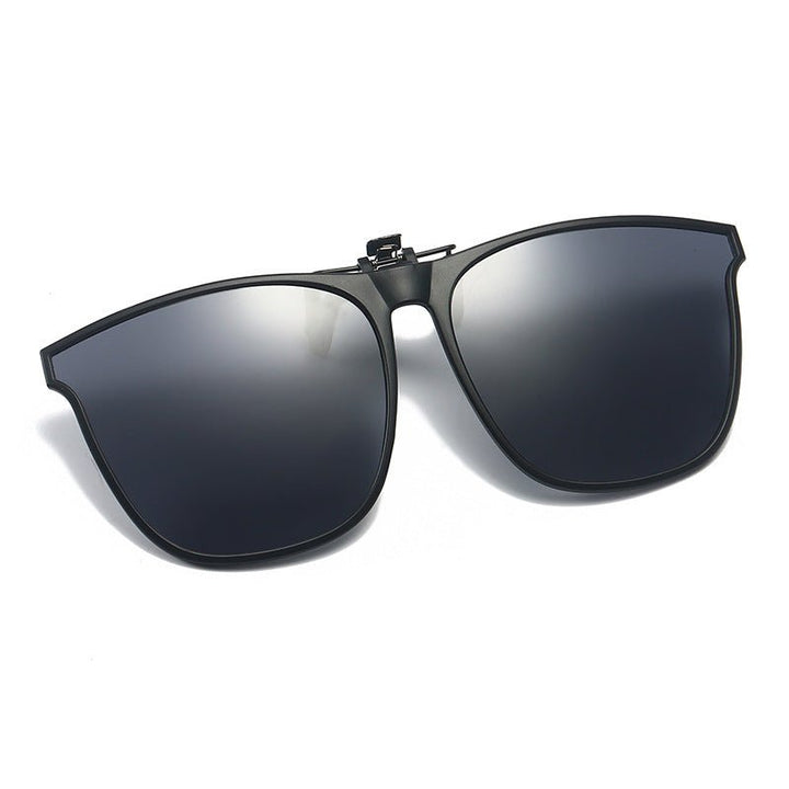 Graue, polarisierte Gläser als Clip-on Sonnenbrille, Brillenaufsatz mit UV-Schutz für blendfreies Autofahren.