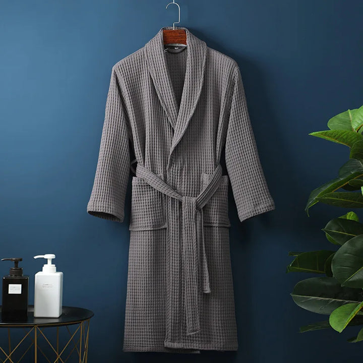 Eleganter Morgenmantel mit Taschen für Herren & Damen. Weich, atmungsaktiv & pflegeleicht für Zuhause.