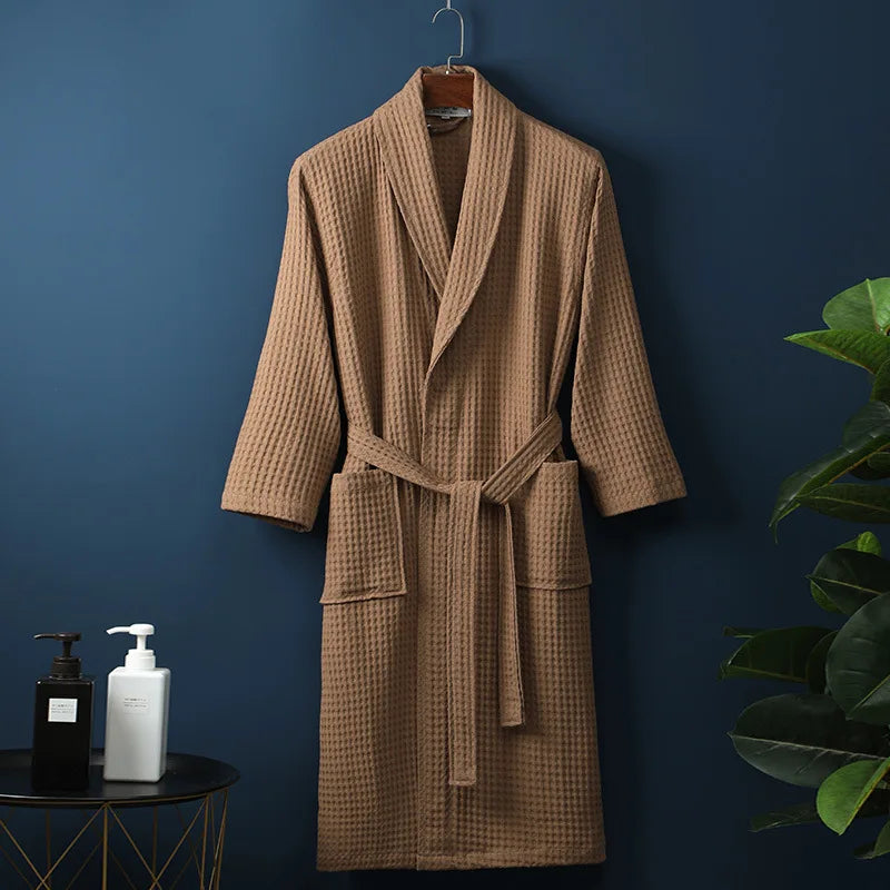 Detailansicht des weichen, atmungsaktiven Stoffes vom Premium Bademantel für Herren & Damen. Mit praktischen Taschen.
