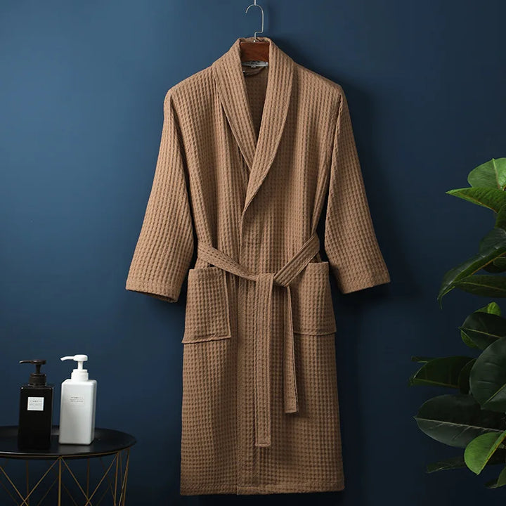 Detailansicht des weichen, atmungsaktiven Stoffes vom Premium Bademantel für Herren & Damen. Mit praktischen Taschen.