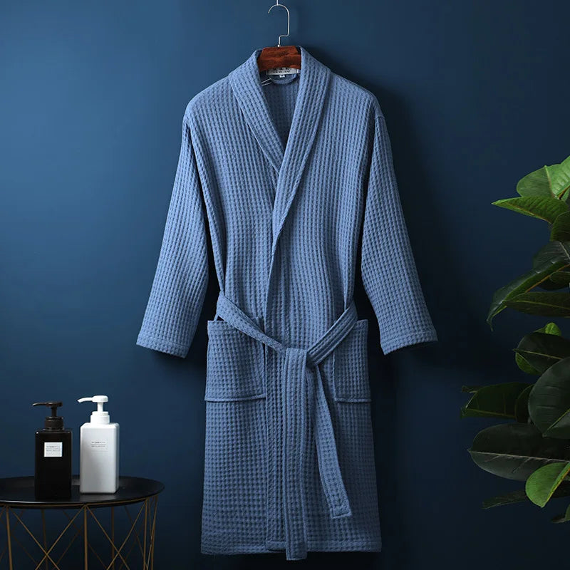 Entspannter Morgen mit weichem Unisex Bademantel für Herren & Damen. Atmungsaktiv & mit Taschen. Ideal als Hausbekleidung.