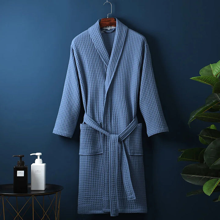 Entspannter Morgen mit weichem Unisex Bademantel für Herren & Damen. Atmungsaktiv & mit Taschen. Ideal als Hausbekleidung.