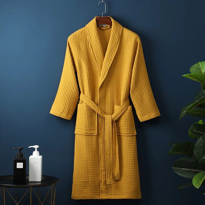 Vielseitiger Unisex Bademantel für Herren & Damen, weich & atmungsaktiv. Komfortabler Morgenmantel mit praktischen Taschen.