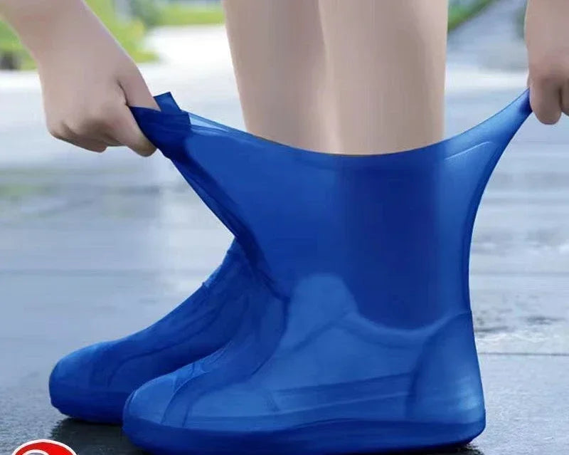 Person trägt wasserdichte Überschuhe im Regen, schützt Sportschuhe effektiv vor Nässe.