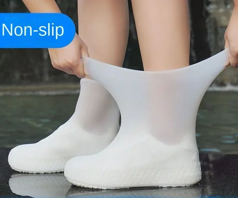 Rutschfeste Schuhüberzieher aus Silikon, gewährleisten sicheren Halt auf nassen Wegen.