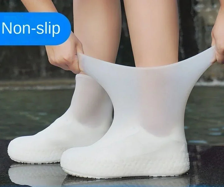 Rutschfeste Schuhüberzieher aus Silikon, gewährleisten sicheren Halt auf nassen Wegen.