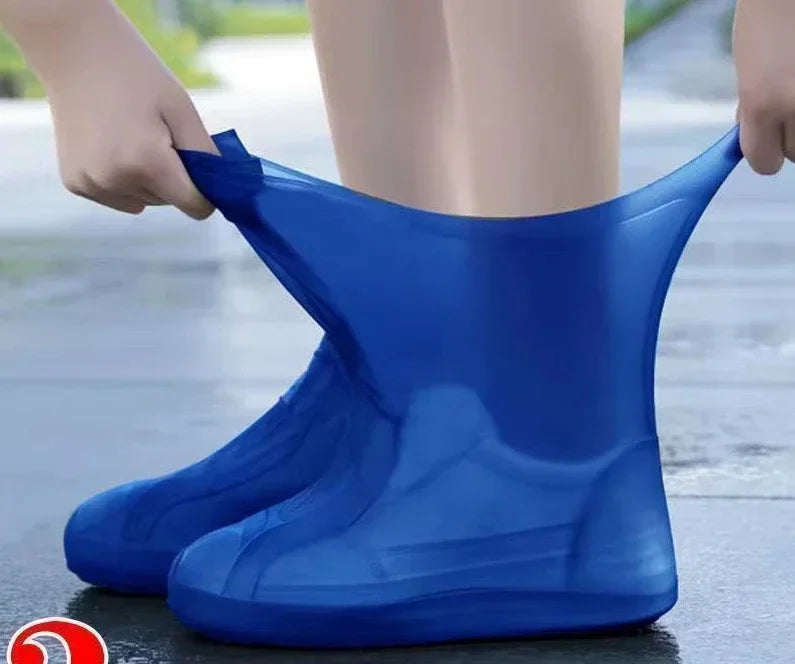 Robuste Überschuhe für Herbst & Winter, halten die Füße trocken und warm bei Schnee & Regen.