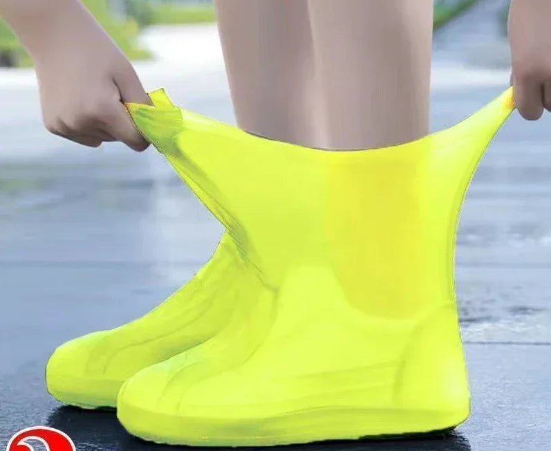 Kompakte, faltbare Silikon-Überschuhe, ideal für unterwegs als Regenschutz für Schuhe.