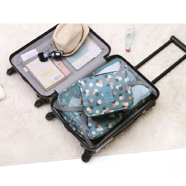 Aufgehängter Reise-Kulturbeutel mit Haken. Perfekte Kosmetik-Organisation im Badezimmer oder auf Geschäftsreisen.