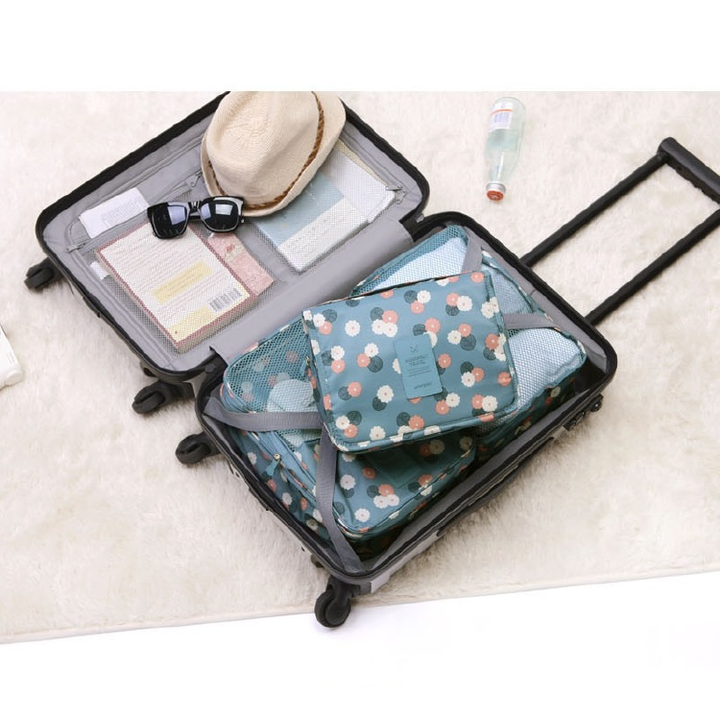 Aufgehängter Reise-Kulturbeutel mit Haken. Perfekte Kosmetik-Organisation im Badezimmer oder auf Geschäftsreisen.