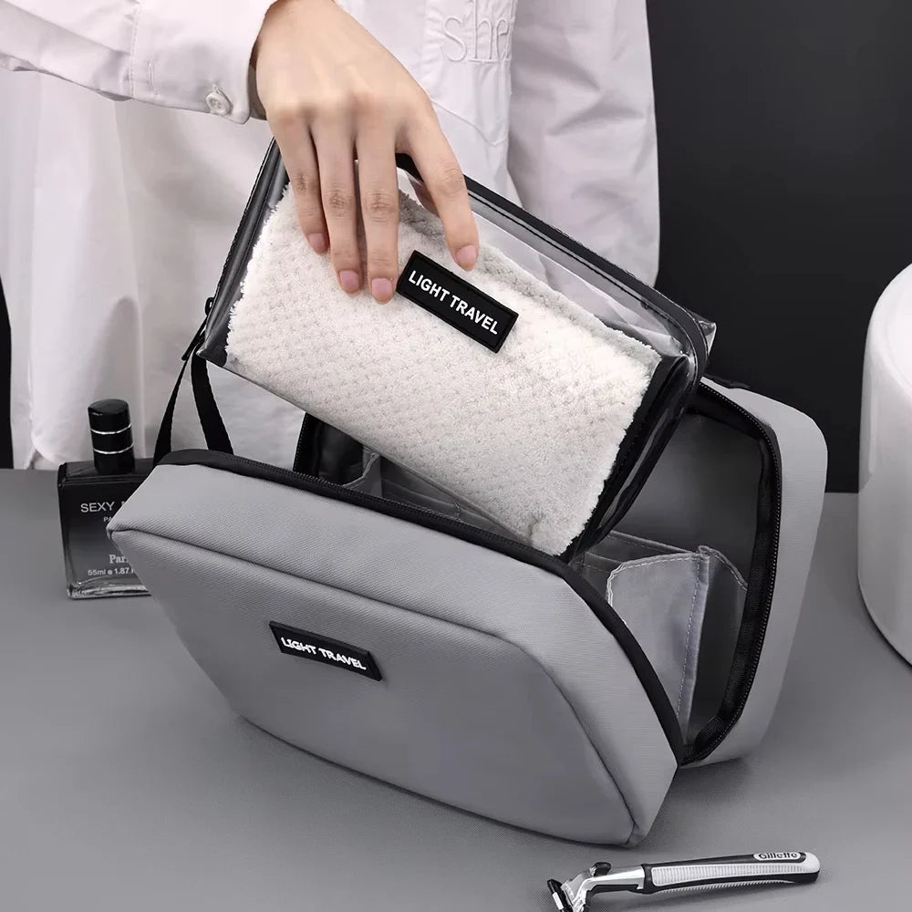 Geräumiger Unisex Reise Kulturbeutel mit vielen Fächern als Organizer für Pflegeprodukte. Ideal für Reisen.