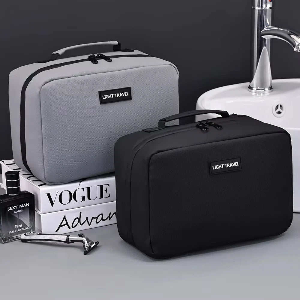 Großer unisex Reise Kulturbeutel, geräumig für alle Pflegeprodukte. Wasserabweisende Kosmetiktasche für Reisen.