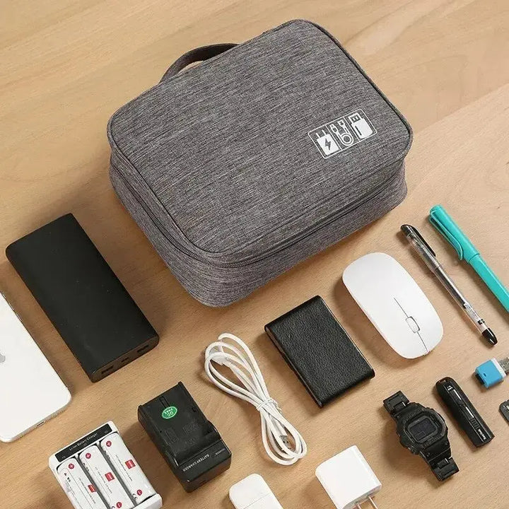 Offener Tech-Organizer mit vielen Fächern für Kabelmanagement, Powerbank & Elektronik. Perfekt für Reisen.