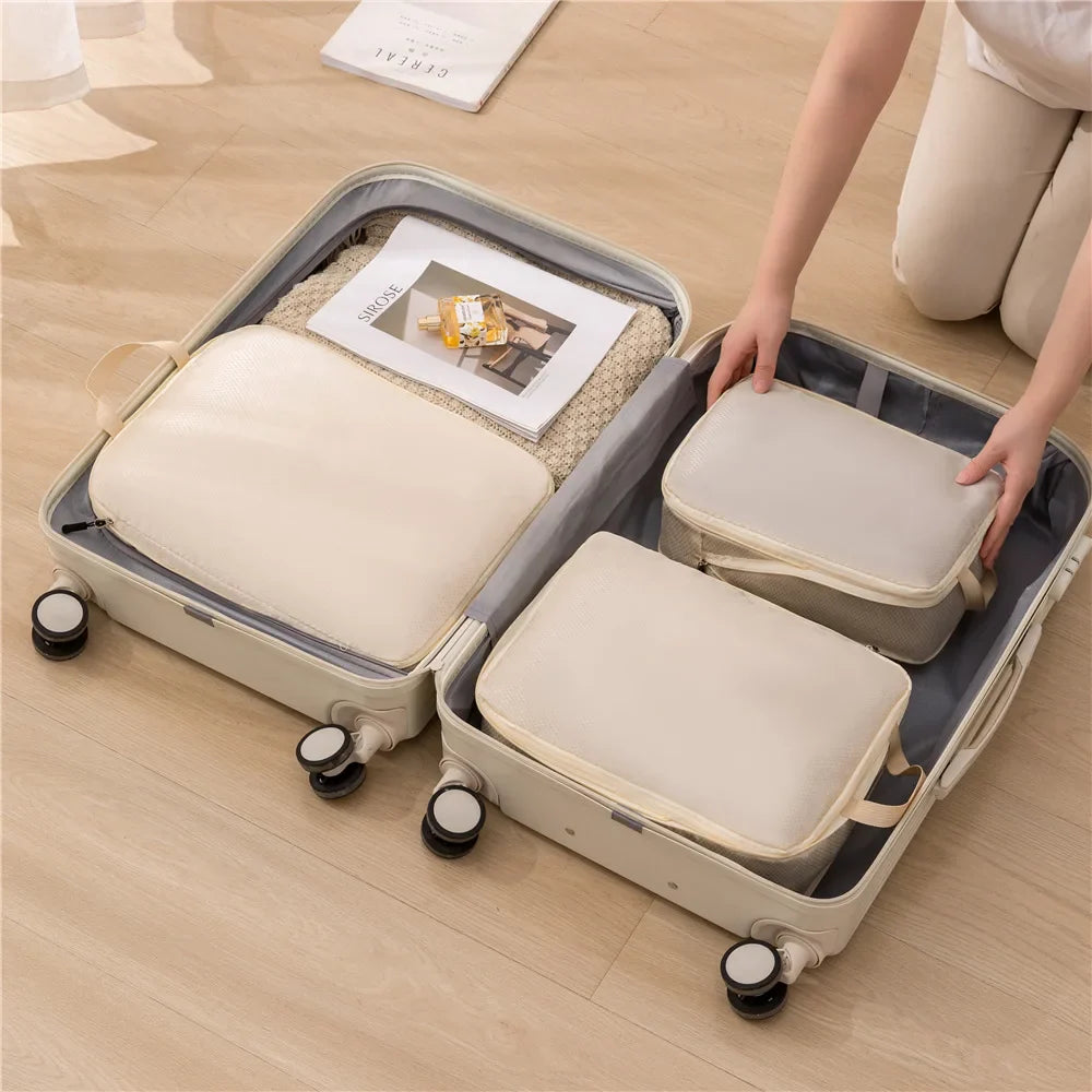 Kleidung organisiert in wasserdichten Packtaschen aus dem Unisex Reise-Organizer Set im Koffer verstaut.