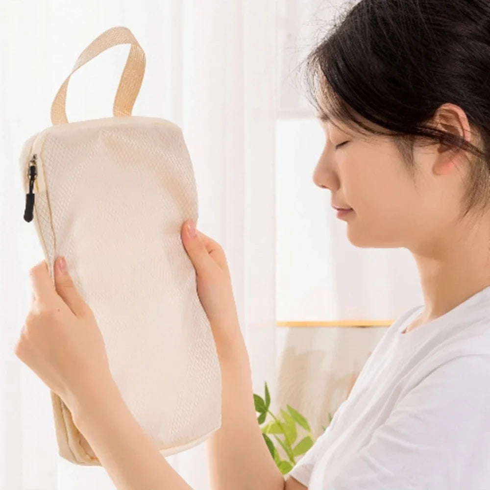 Das wasserdichte Nylon-Material der komprimierbaren Packtaschen schützt Kleidung im Reise-Organizer Set.